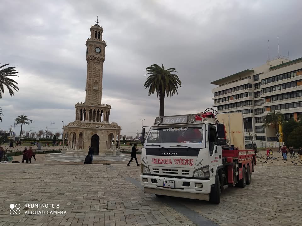 Konak Saat Kulesi Meydanı