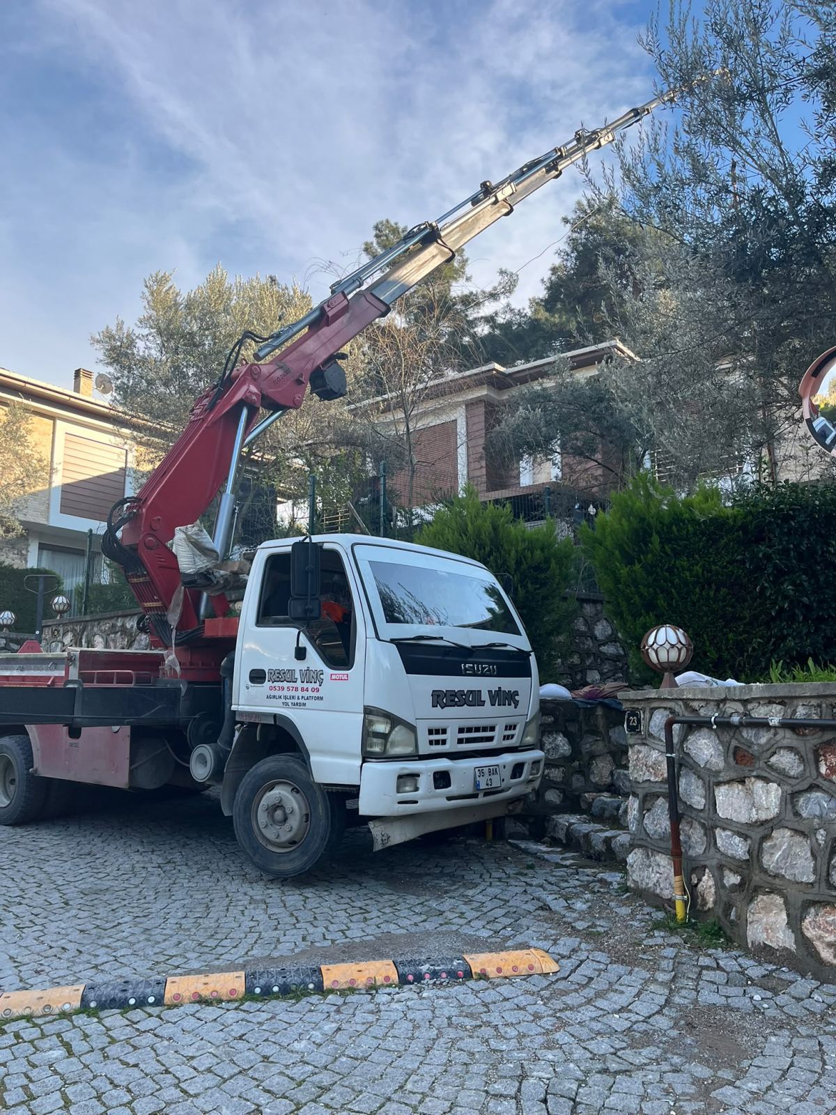 Villa Bahçesinde Teleskopik Vinç